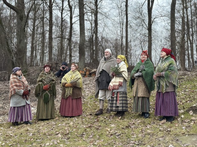 Folkloras kopa "Laukam pāri"